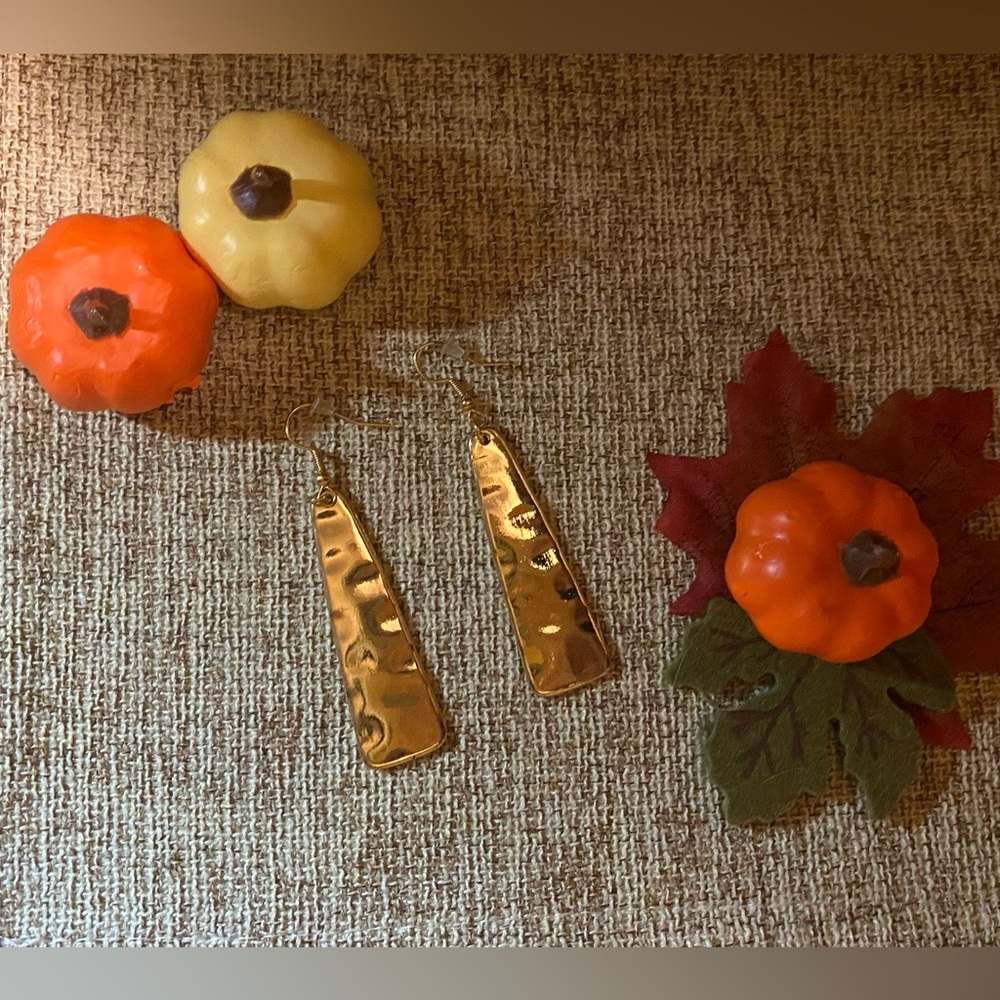 Gold tone hammered bar fashion earrings - Picture 2 of 4